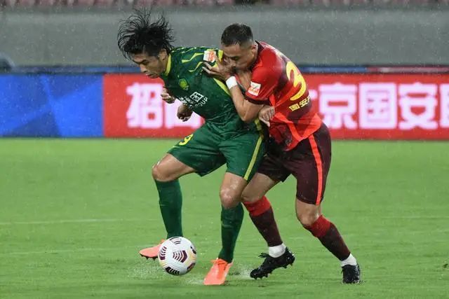  主帅战术调整见效，弱旅逼平领头羊
