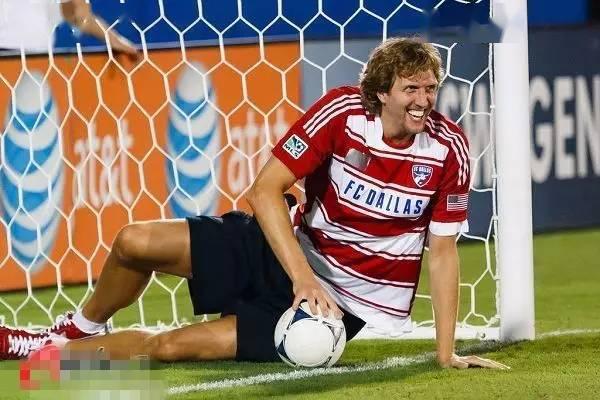  足坛传奇齐聚慈善赛，经典时刻重温旧梦