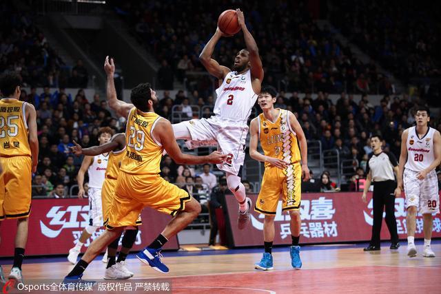  内线巨无霸统治禁区彰显绝对实力