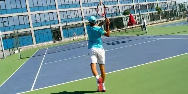  网球进校园活动启动，专业教练指导少年基础训练  