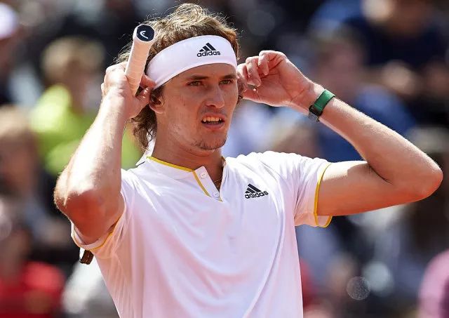  红土之王纳达尔复出首秀，直落三盘轻松晋级次轮  