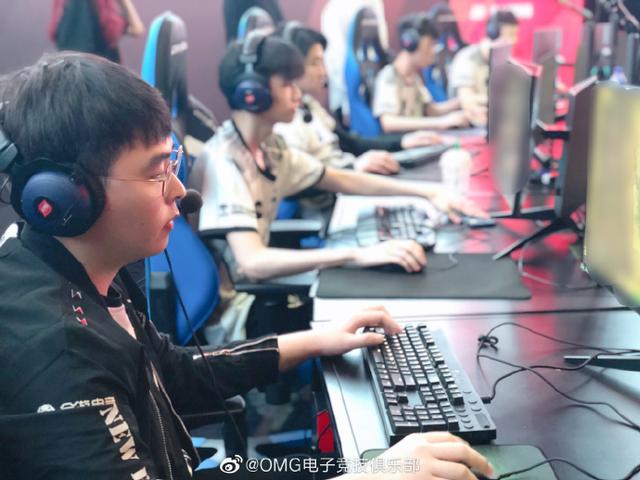  电竞选手日常训练，汗水铸就辉煌战绩