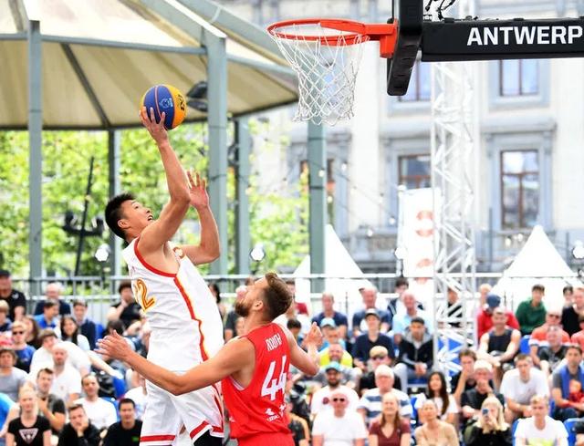  残疾人篮球锦标赛，运动员拼搏精神感人