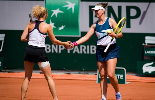  克雷吉茨科娃双打配合精妙，澳网女双搭档捧杯