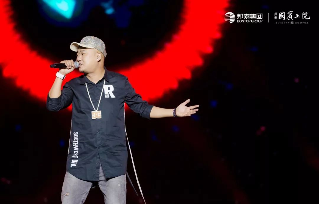  电竞明星选手超神发挥引爆全场欢呼  